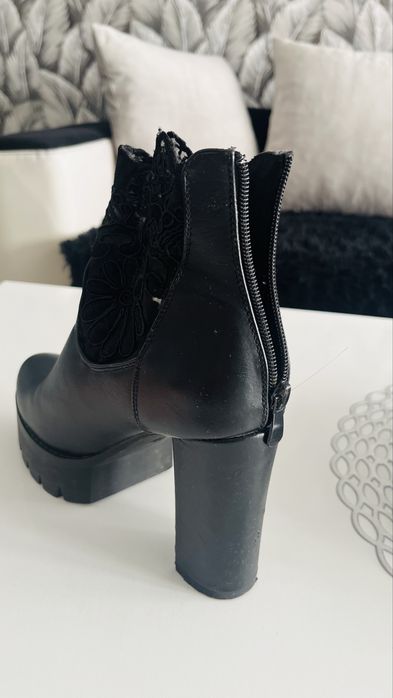 Боти на дебел ток с дантела