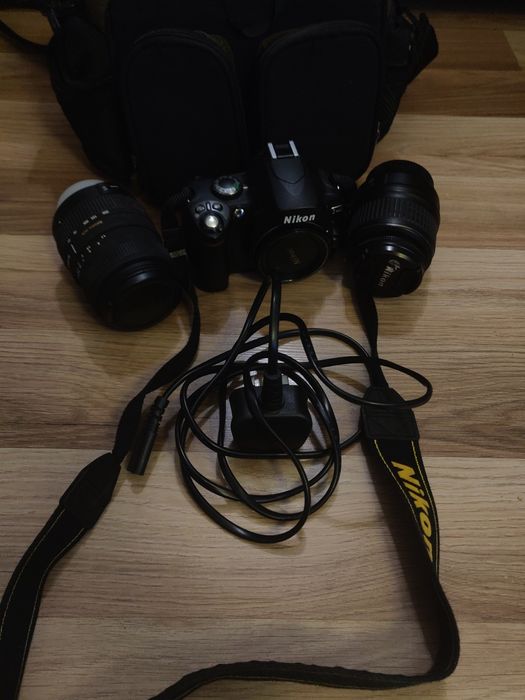 Vând urgent Nikon D40 + obiective