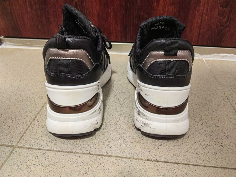 Черни маратонки с връзки