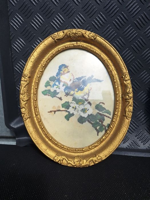 Стари стени часовници и картини