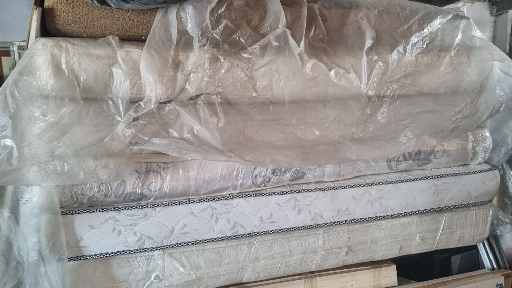 Продаю матрасы стулья столы двери