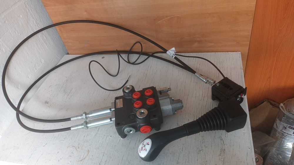 Distribuitor cu 2 manete 80l/min cu joystik