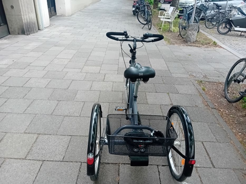 Vând  bicicleta  cu 3 rotii
