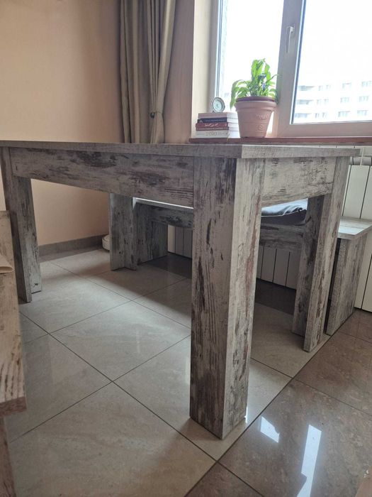 Set masă + 2 bănci : rustic, stabil și elegant