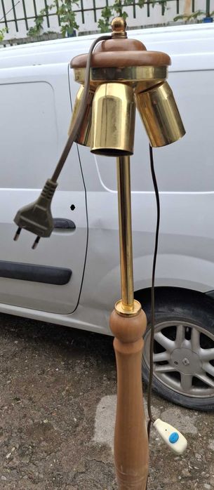 Висока лампа за 3 крушки с абажур (който липсва)