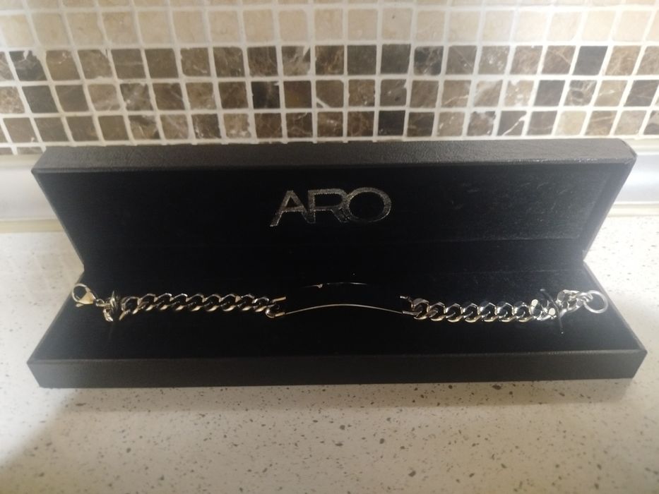 браслет ARO в черной подарочной коробке.