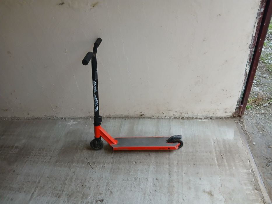 Trotineta OXELO pentru sărituri.
