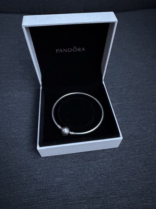 Brățară fixă cu sistem de închidere cu logo Pandora