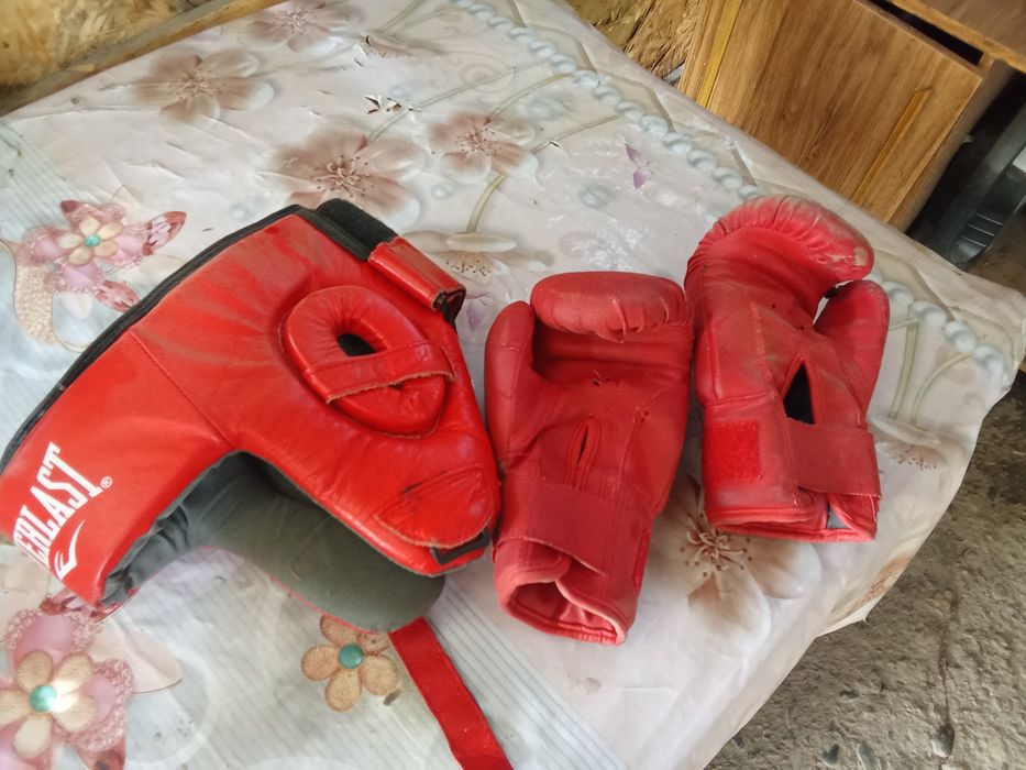 Шлем и перчатки бу