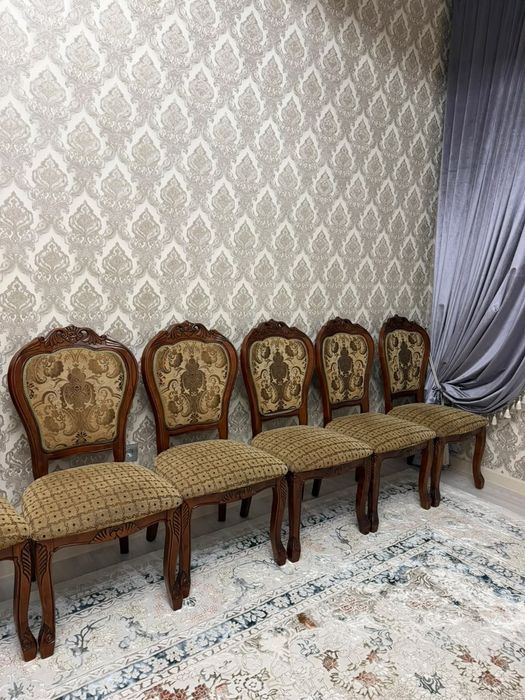 Шкаф и гостиный стол со стульями