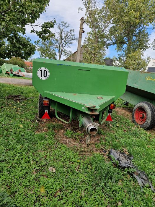 Remorcă recoltare struguri cu șnec pompă 4.000 kg
