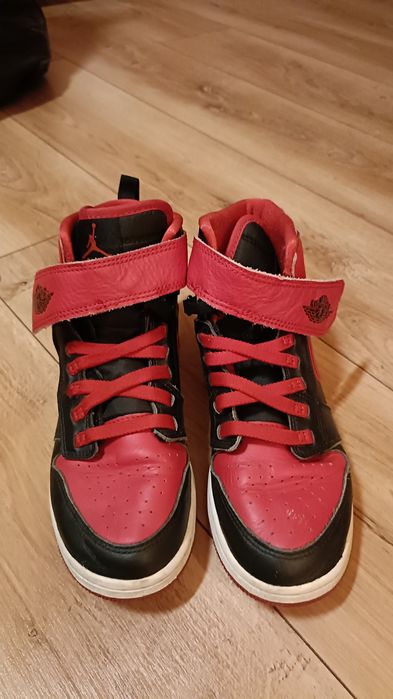 Jordan 1 High roșii și negrii