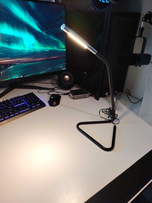 Lampă LED Birou USB – Braț Flexibil, Design Modern, Ca Nouă
