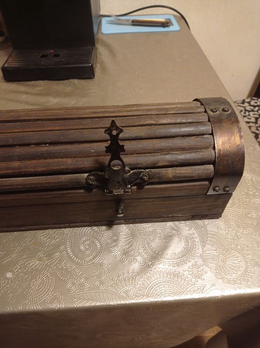 Дървен сандък/кутия с метален обков