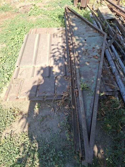 Листы железа с уголками.