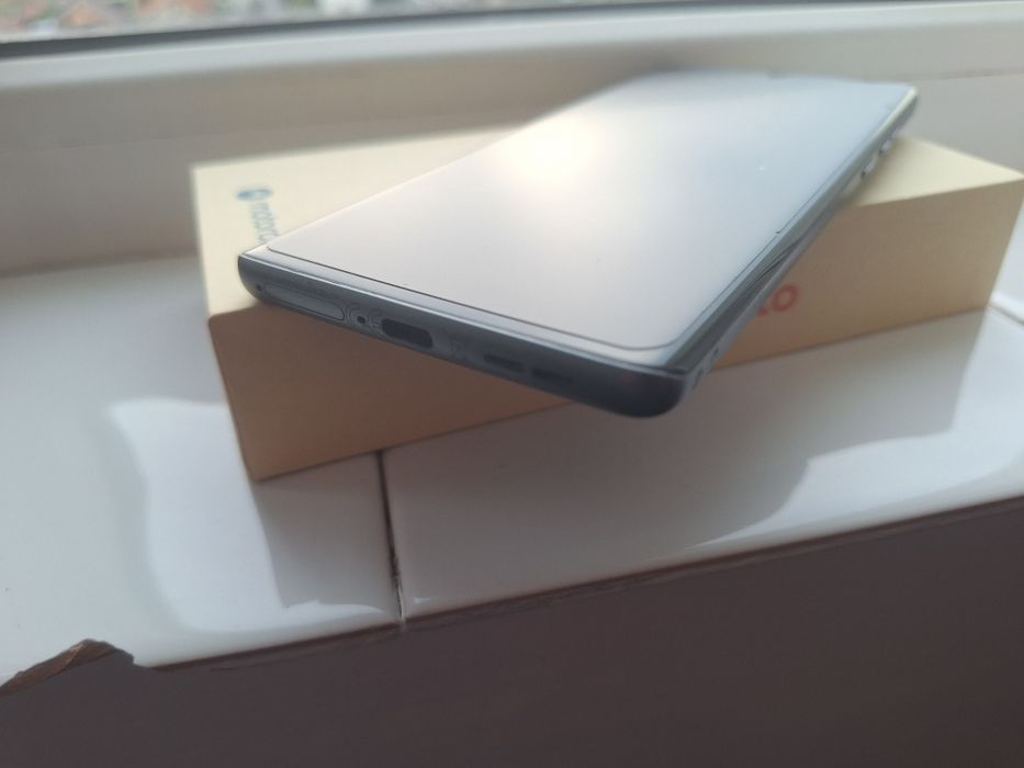 Vand telefon Motorola g 85,dual sim,negru 8GB ram 256 GB memorie interna,telefonul funcționează  și arată foarte bine.