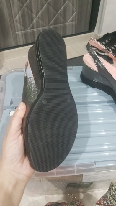 Продам кожанные босоножки