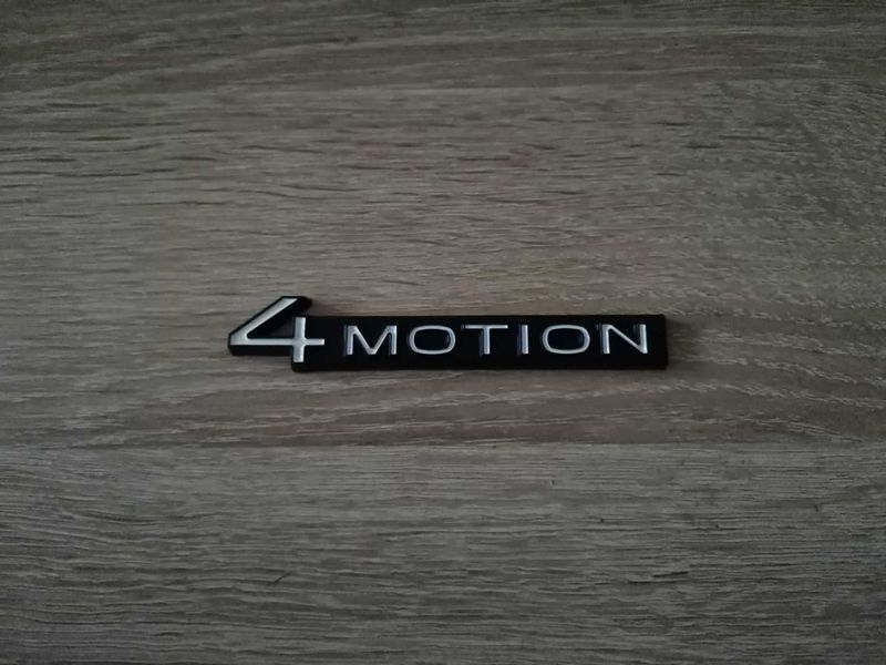 Volkswagen 4Motion бяло с черно емблема нов стил