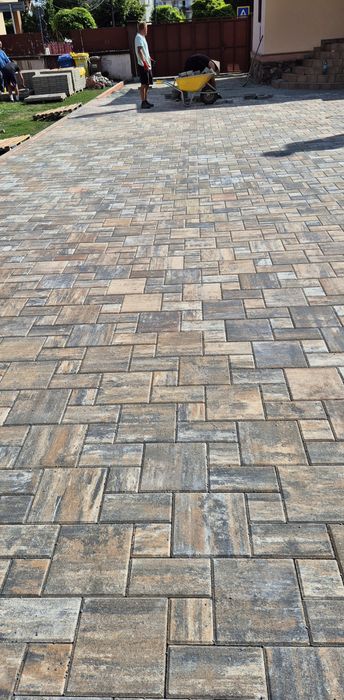 Pavaje si amenajări exterioare