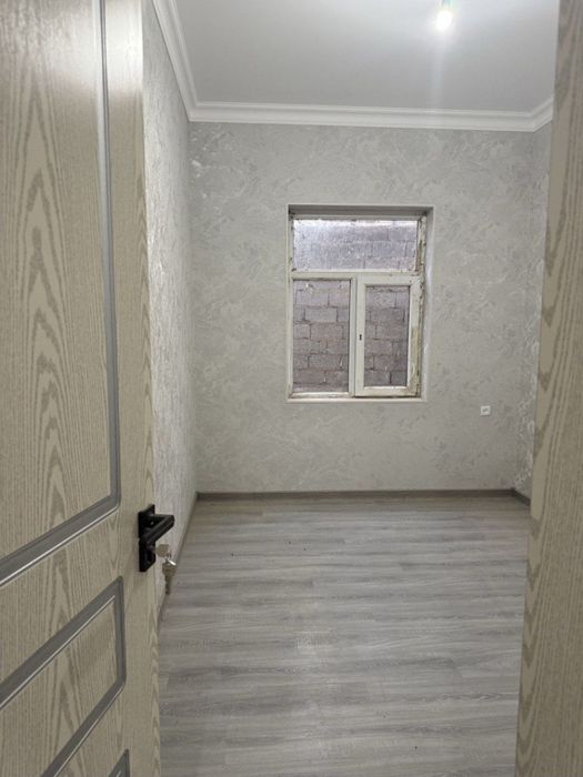 Uy sotiladi 2 etajlik 1.5 sotik pishgan gishtdan qurilgan