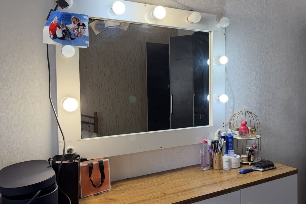 комод с зеркалом