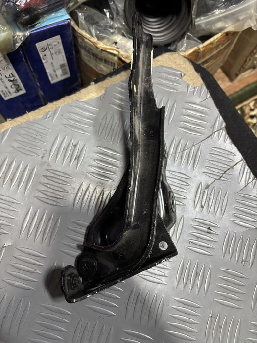 Петля капота ланд крузер 200