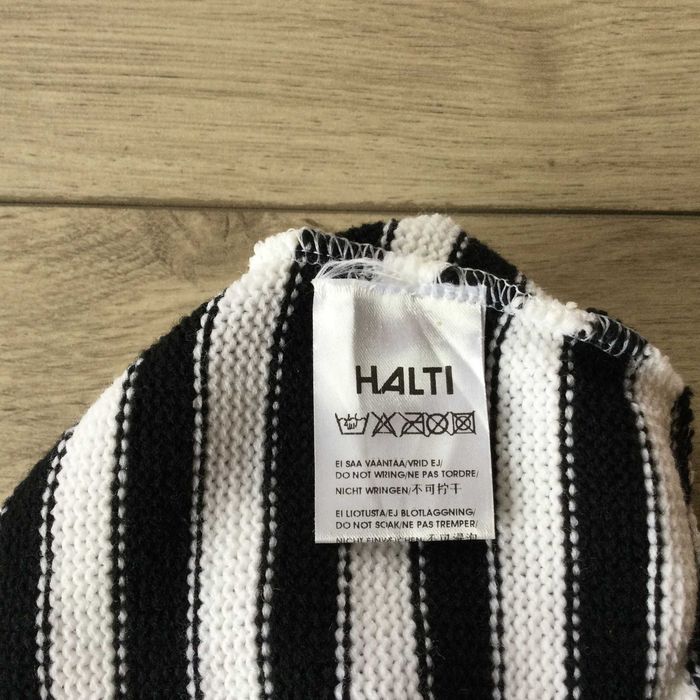 НОВА оригинална зимна черно-бяла шапка HALTI / Халти от Германия