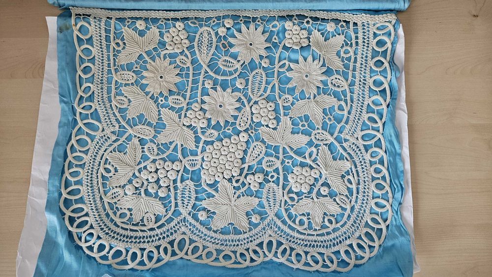 Vând mileu lansetă 63 x 47 cm, croșetat, motive florale