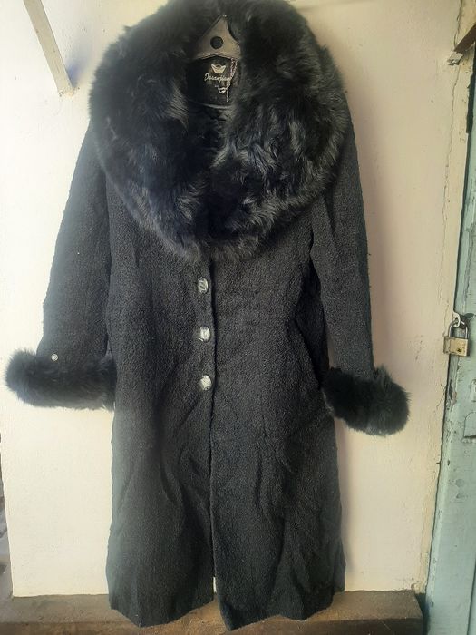 Продам куртки и обувь.