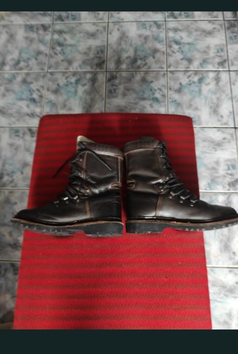 Bocanci din piele naturală 100% cu talpa cusută.
Foarte rezistenti si trainici.
Nr.41