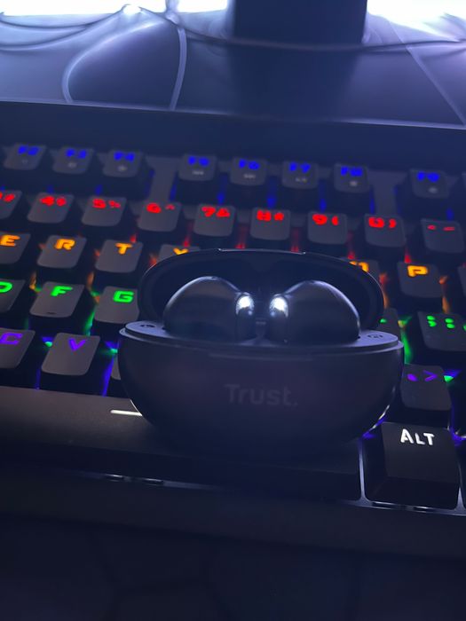 Trust слушалки запазени