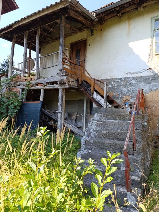 Къща с двор в с.Кътина