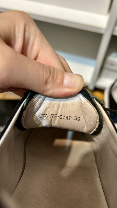Продам женские кроссовки