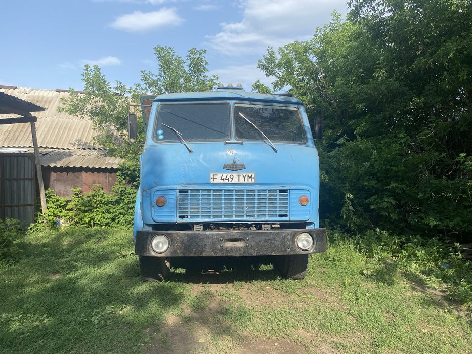 Маз самосвал на ходу