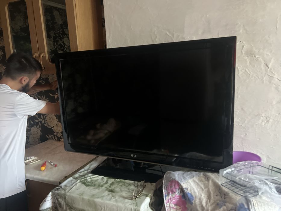 Продам телевизор диагональ 106