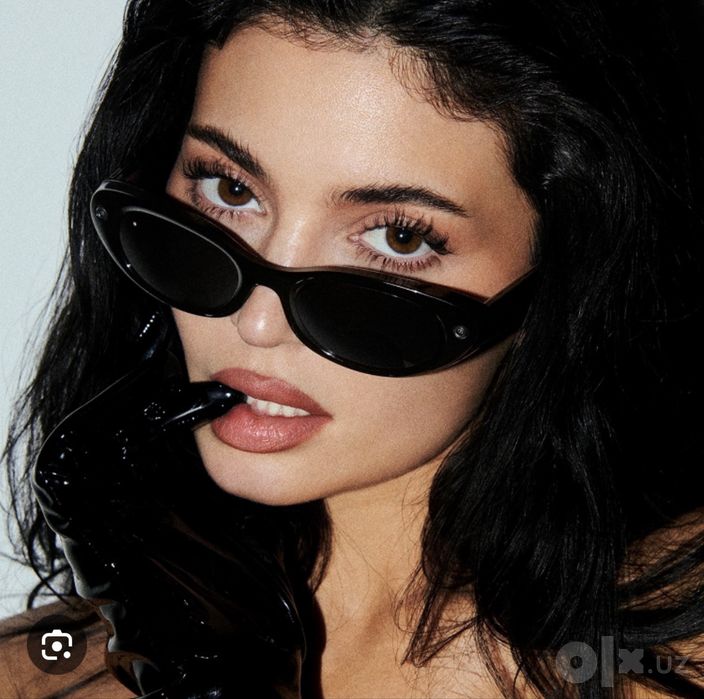 Meta Kylie Jenner black