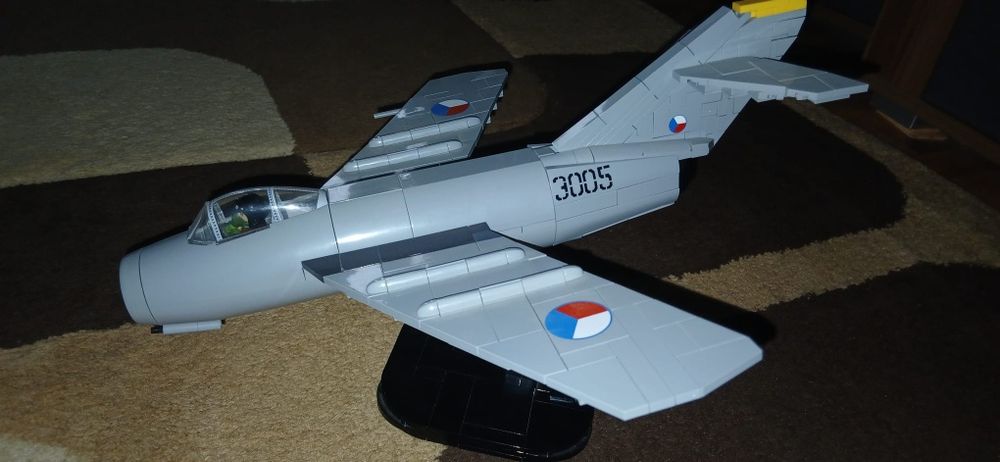 Vand la un loc 3 seturi lego ai 1 pusca airsoft CA NOI URGENT!