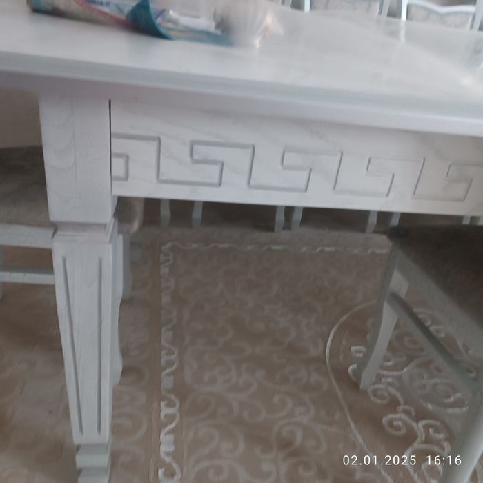 Стол для гостинной