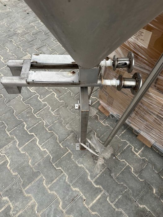 Голям кръгъл бункер, част от машина с два шнека отдолу