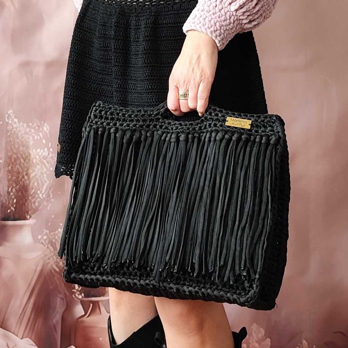 Черна ръчно плетена чанта с ресни – за плаж или ежедневие