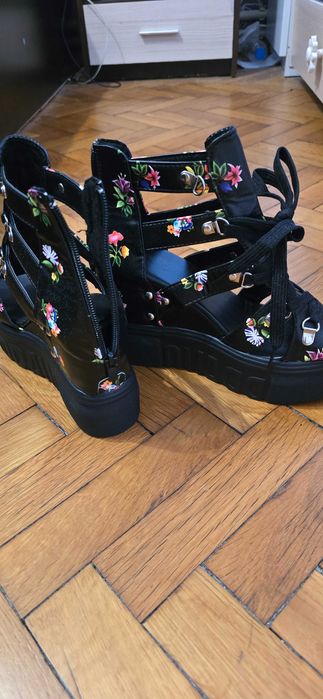 Сандали на платформа