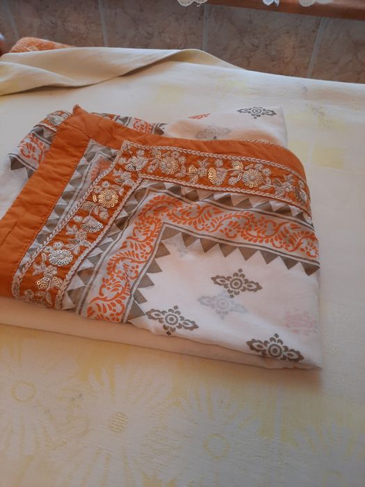 Fata de masa indiana cu broderie aplicata manual