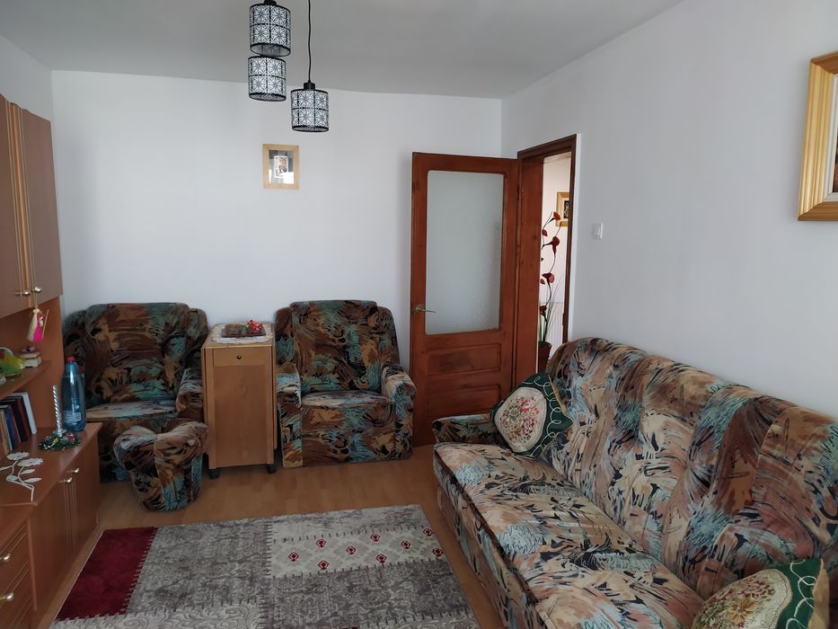 Închiriez ap 3 camere zonă centrală