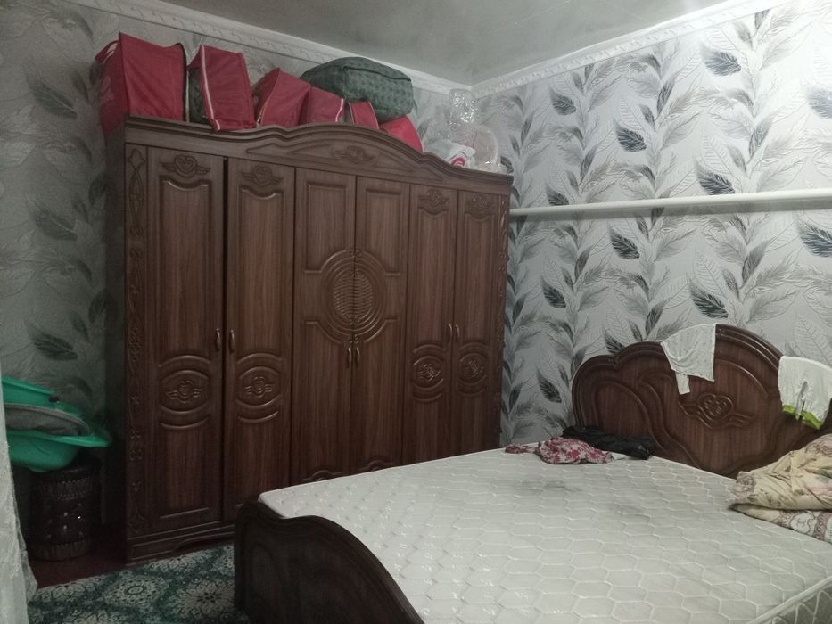 Ховли сотилади кировда  8хона 9 соток хамма шароити бор 85000 ками бор