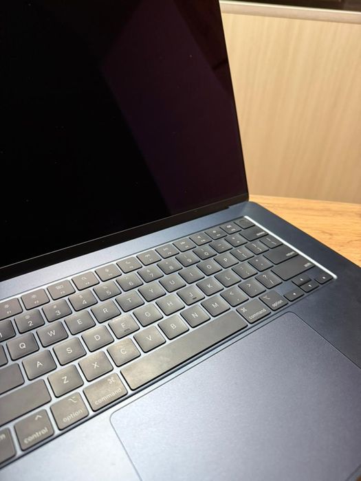 Продам Макбук Air 15