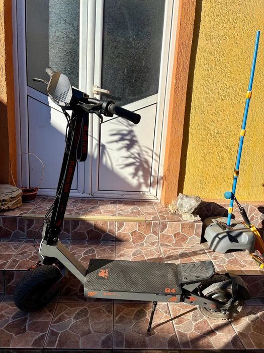 Vând trotineta kukirin g4