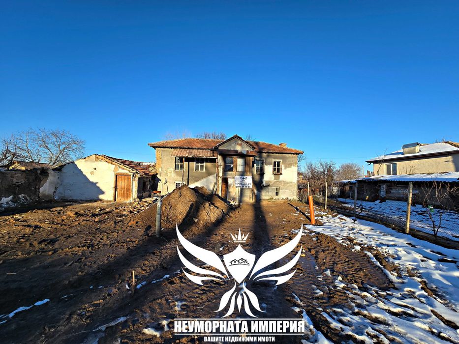 Продавам двуетажна вила/къща 285РЗП в 600кв.м двор в село Избеглии