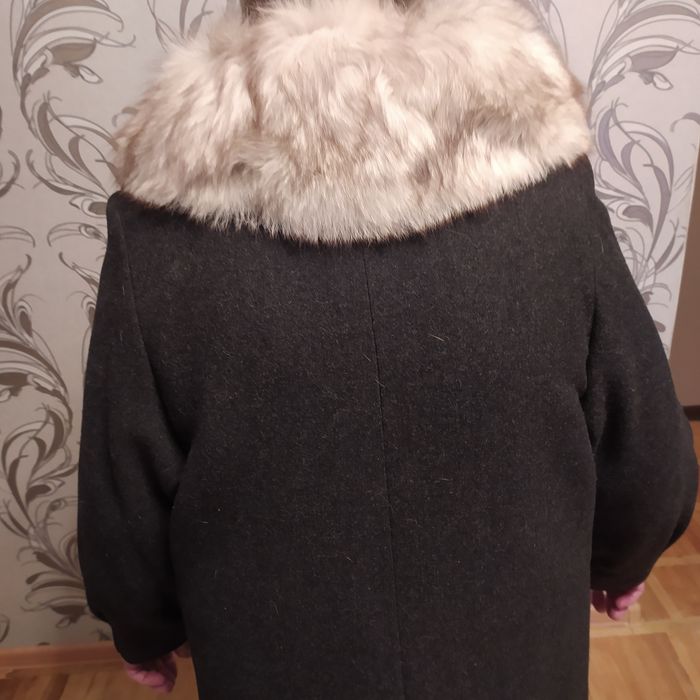 Продается б/у польто с песцовым воротником