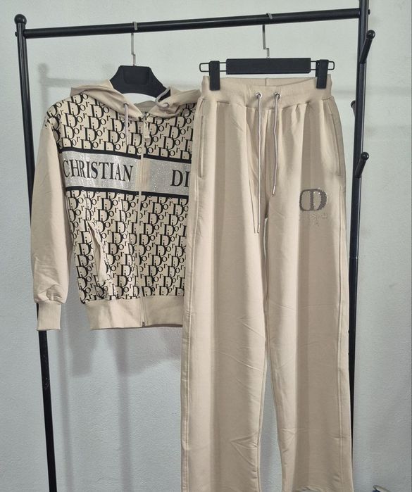 Compleu Cristian Dior dama
Marimi S M 
PREȚ REDUS 230 LEI
ADAUS MAXIM