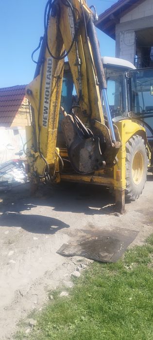 Execut lucrări de săpătură buldoexcavator new Holland lb95b